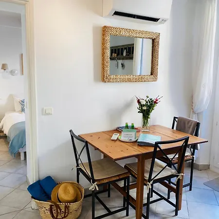 Balcony Apartment Pimms *